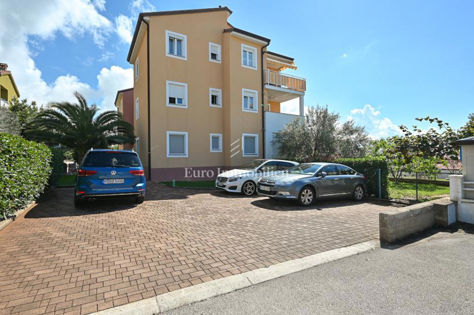 Novigrad – Stanovanje v bližini centra z razgledom na morje