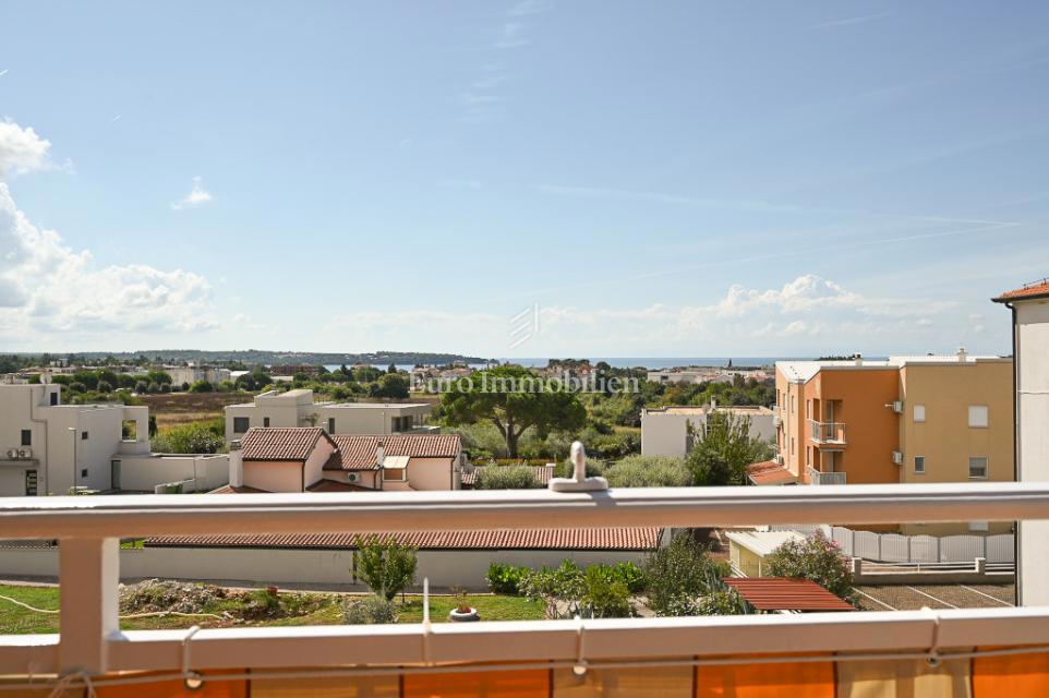 Novigrad – Stanovanje v bližini centra z razgledom na morje