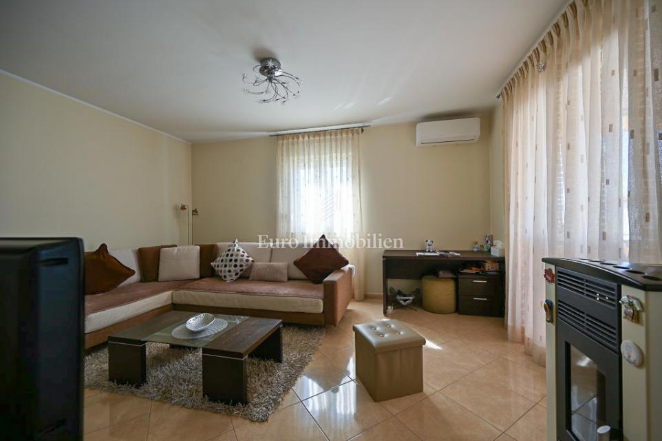 Novigrad – Stanovanje v bližini centra z razgledom na morje