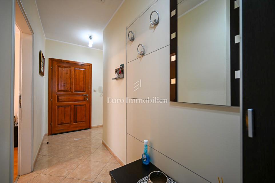 Novigrad – Stanovanje v bližini centra z razgledom na morje