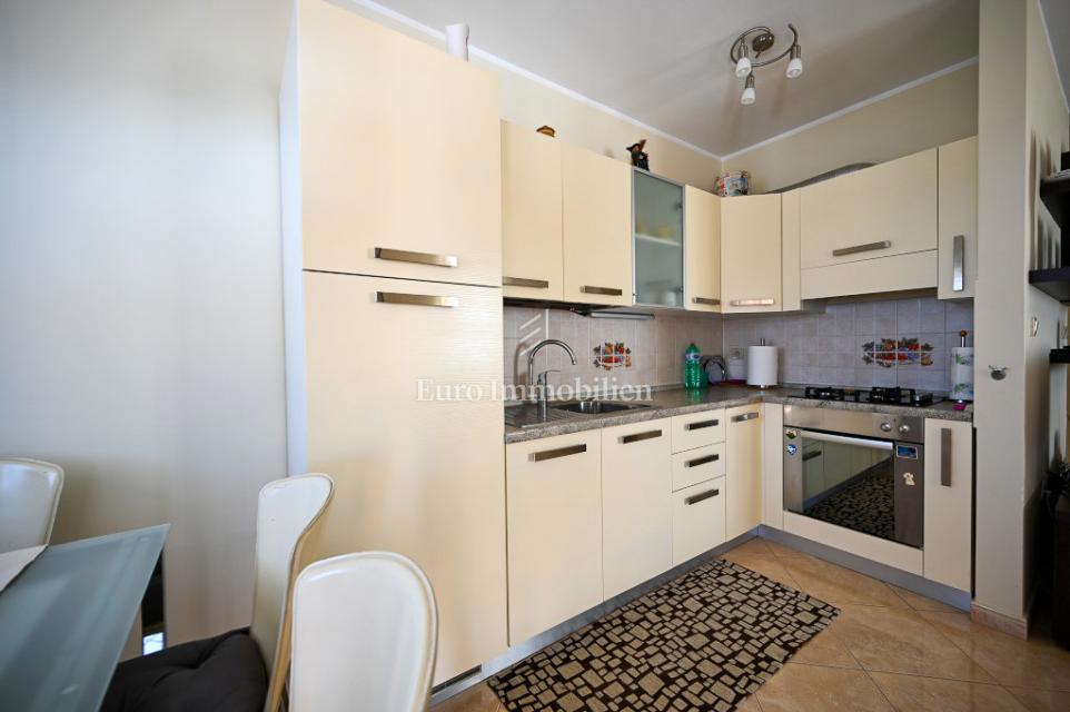 Novigrad – Stanovanje v bližini centra z razgledom na morje