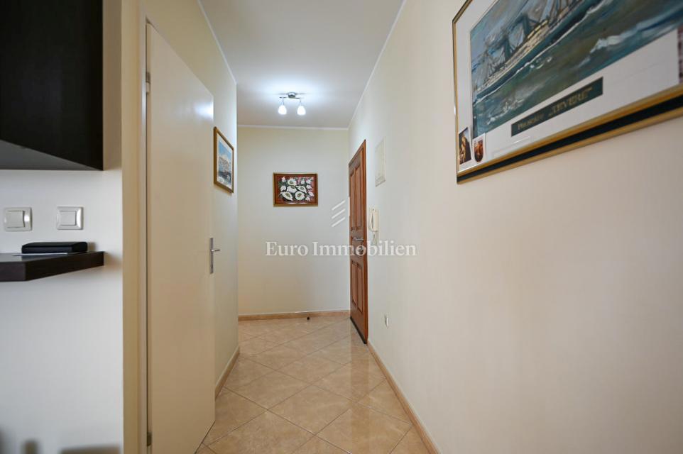 Novigrad – Stanovanje v bližini centra z razgledom na morje