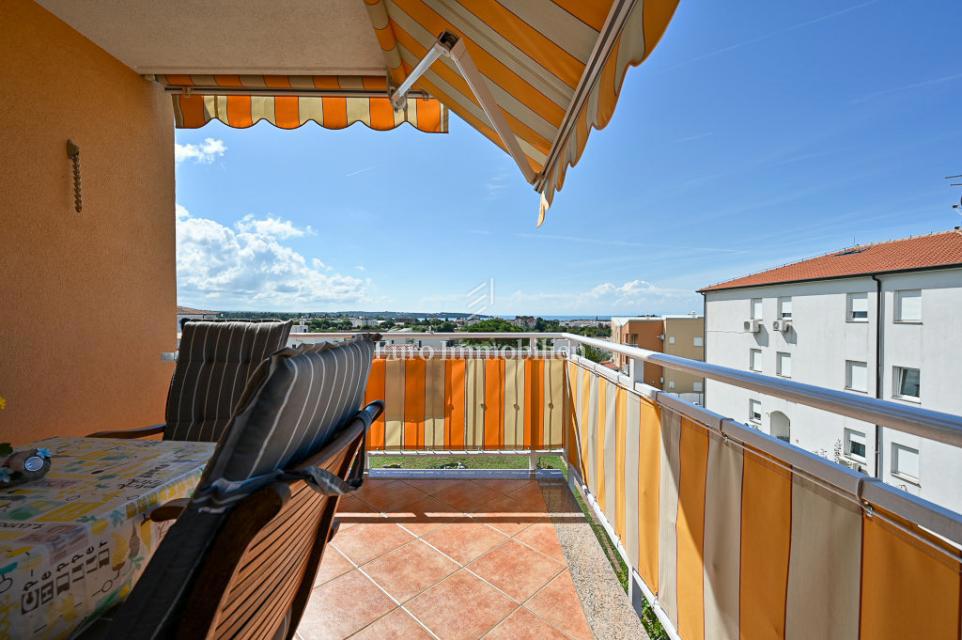 Novigrad – Stanovanje v bližini centra z razgledom na morje