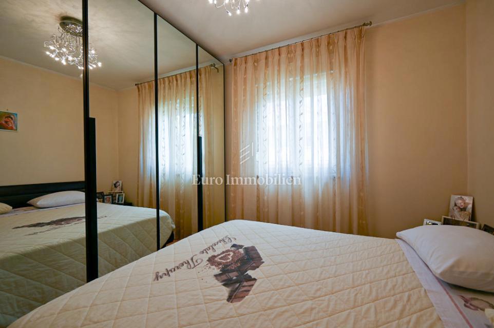 Novigrad – Stanovanje v bližini centra z razgledom na morje