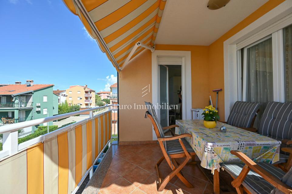 Novigrad – Stanovanje v bližini centra z razgledom na morje