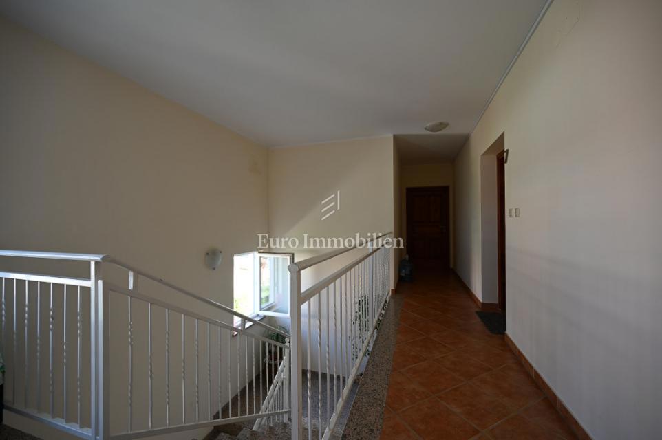 Novigrad – Stanovanje v bližini centra z razgledom na morje