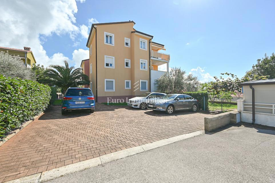 Novigrad – Stanovanje v bližini centra z razgledom na morje