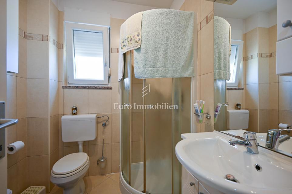 Novigrad – Stanovanje v bližini centra z razgledom na morje