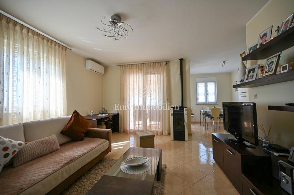 Novigrad – Stanovanje v bližini centra z razgledom na morje