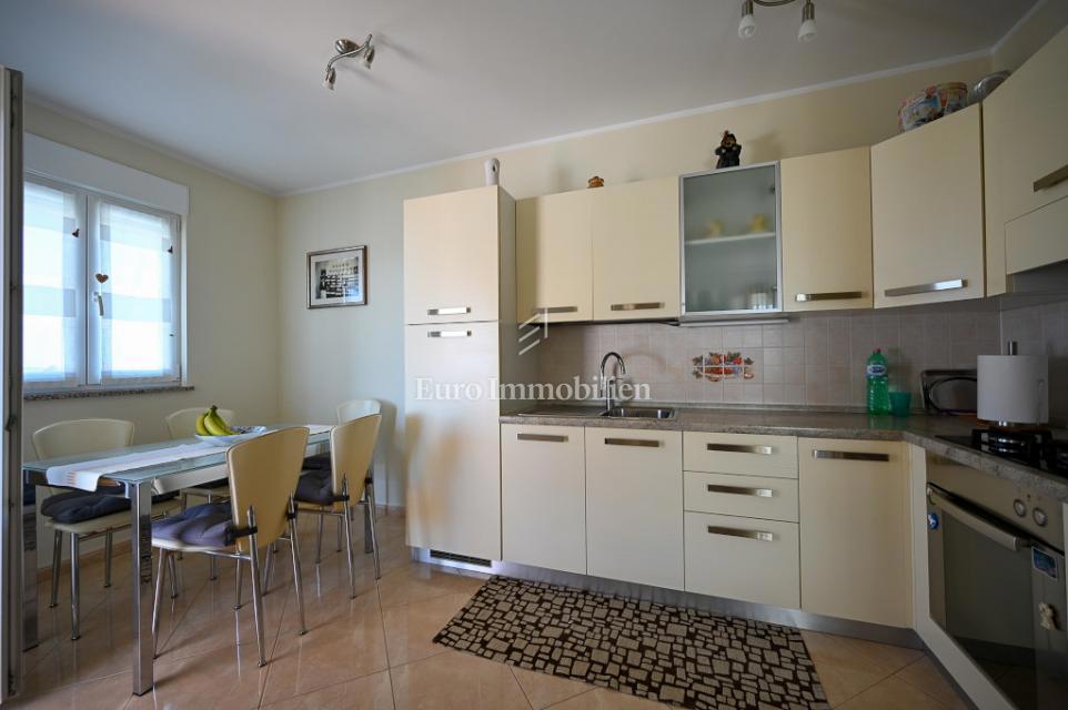 Novigrad – Stanovanje v bližini centra z razgledom na morje