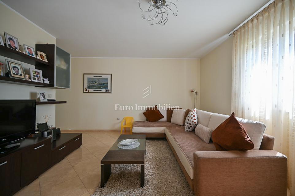 Novigrad – Stanovanje v bližini centra z razgledom na morje