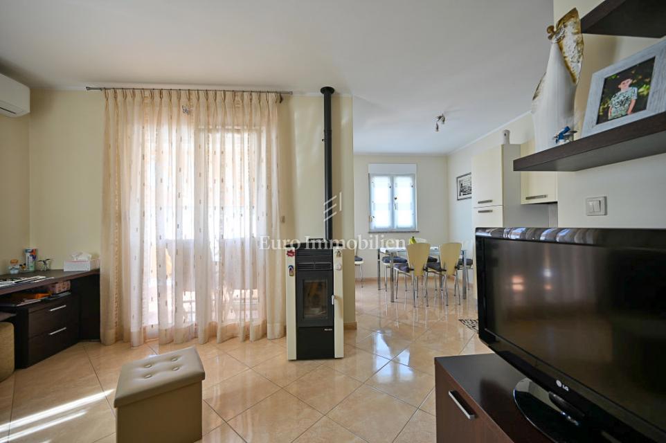 Novigrad – Stanovanje v bližini centra z razgledom na morje