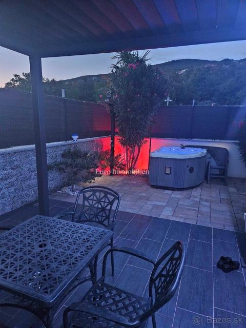 Dvosobno stanovanje s teraso in vrtom, Dramalj