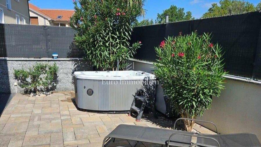 Dvosobno stanovanje s teraso in vrtom, Dramalj