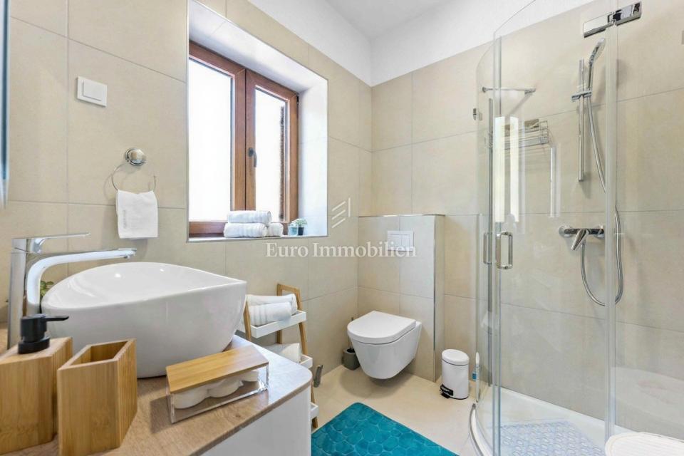 Istra, Svetvinčenat, kamnita hiša z bazenom