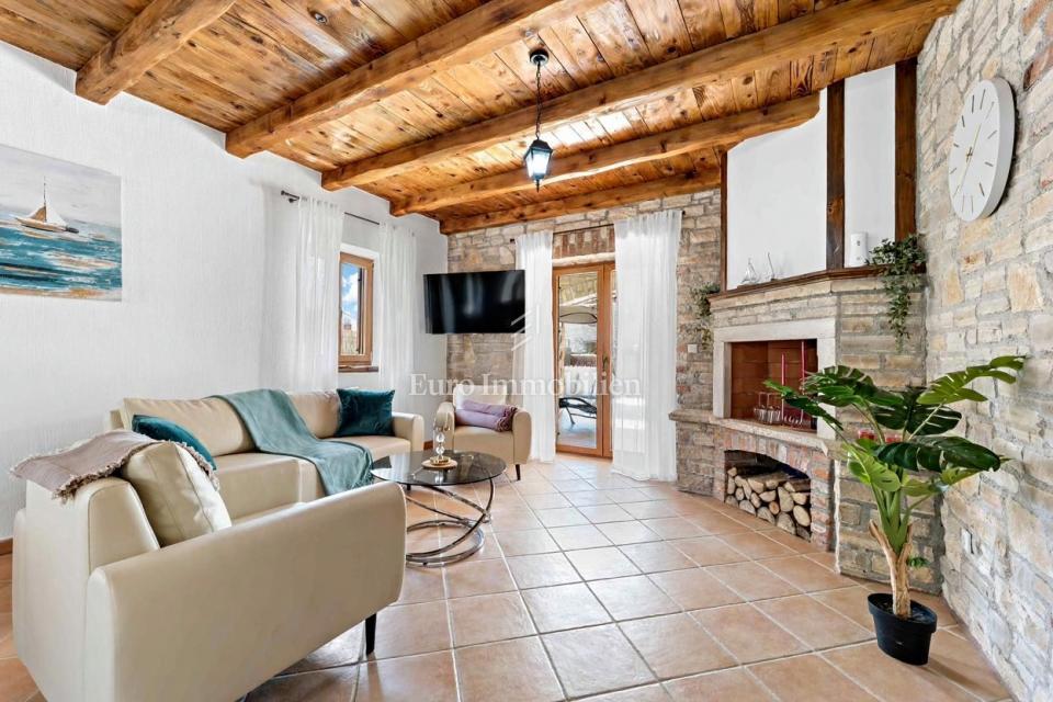 Istra, Svetvinčenat, kamnita hiša z bazenom