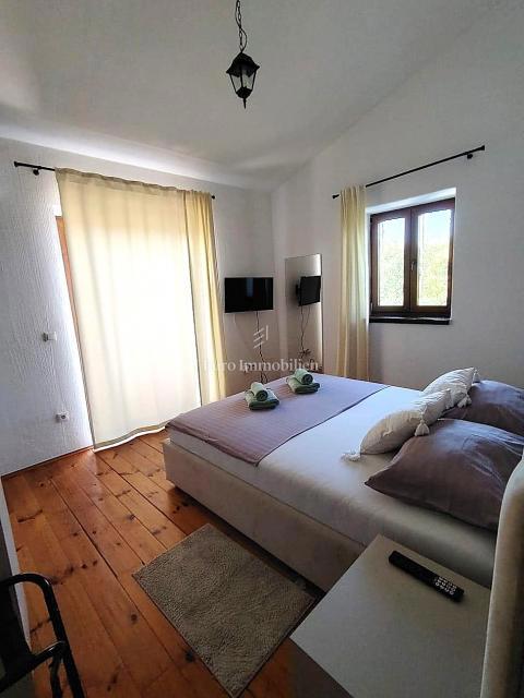 Istra, Svetvinčenat, kamnita hiša z bazenom