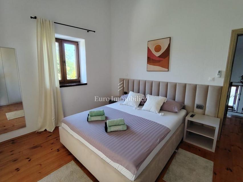 Istra, Svetvinčenat, kamnita hiša z bazenom