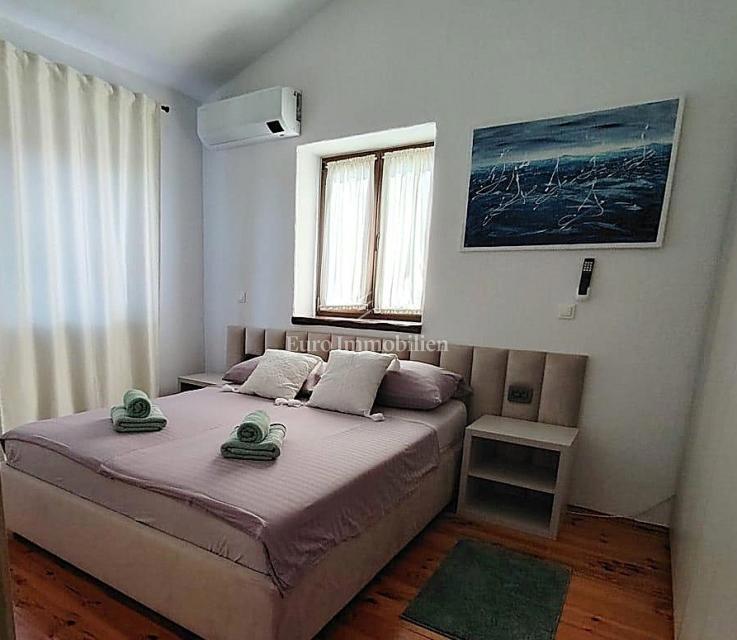 Istra, Svetvinčenat, kamnita hiša z bazenom