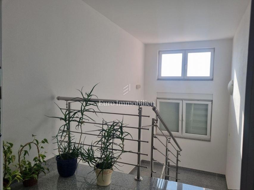 Crikvenica, Opremljeno stanovanje v stavbi z dvigalom