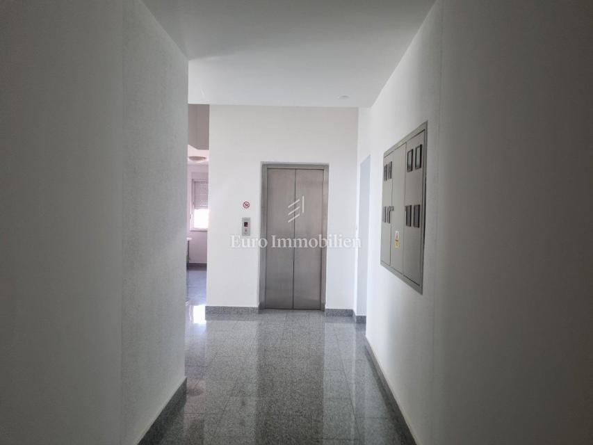 Crikvenica, Opremljeno stanovanje v stavbi z dvigalom