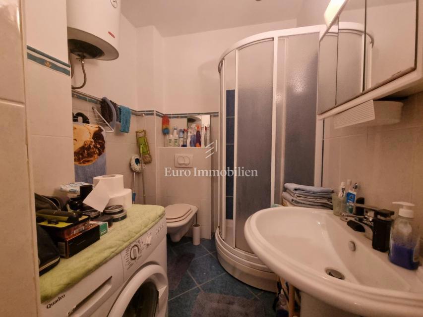 Crikvenica, Opremljeno stanovanje v stavbi z dvigalom