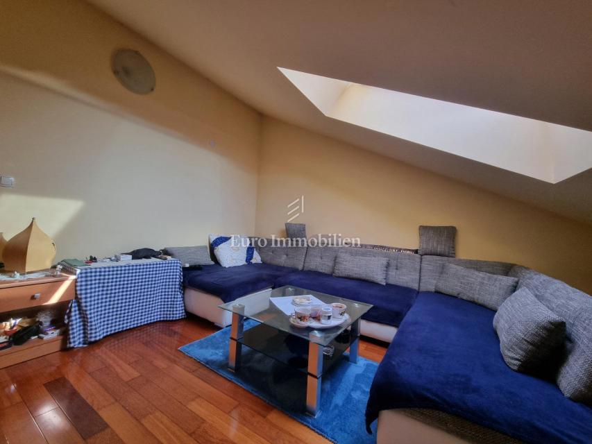 Crikvenica, Opremljeno stanovanje v stavbi z dvigalom