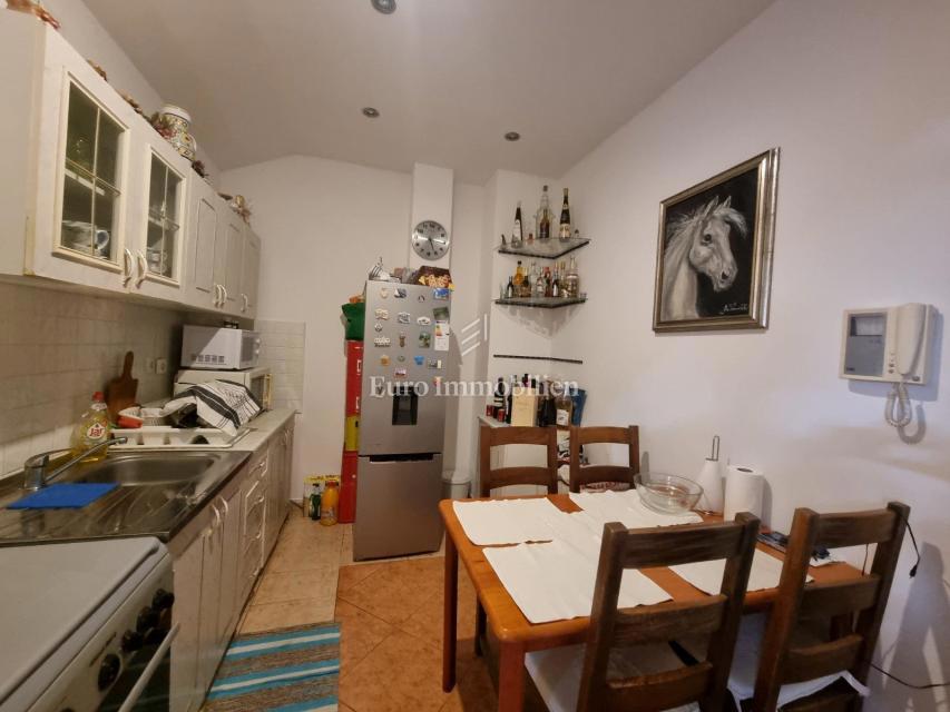 Crikvenica, Opremljeno stanovanje v stavbi z dvigalom