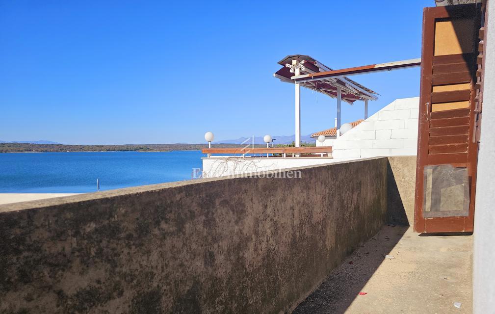 Stara hiša na izjemni lokaciji – prvi red ob morju, Klimno