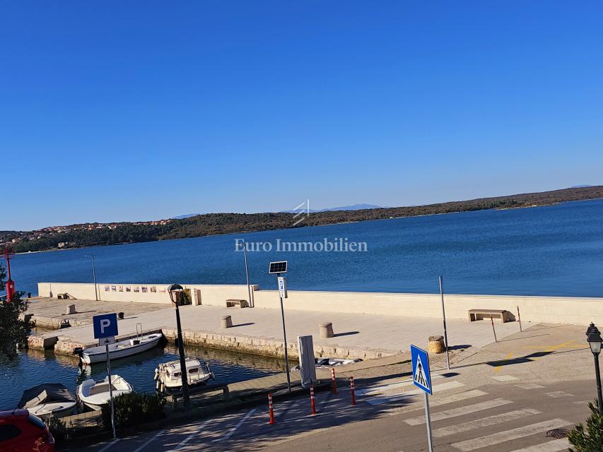 Stara hiša na izjemni lokaciji – prvi red ob morju, Klimno