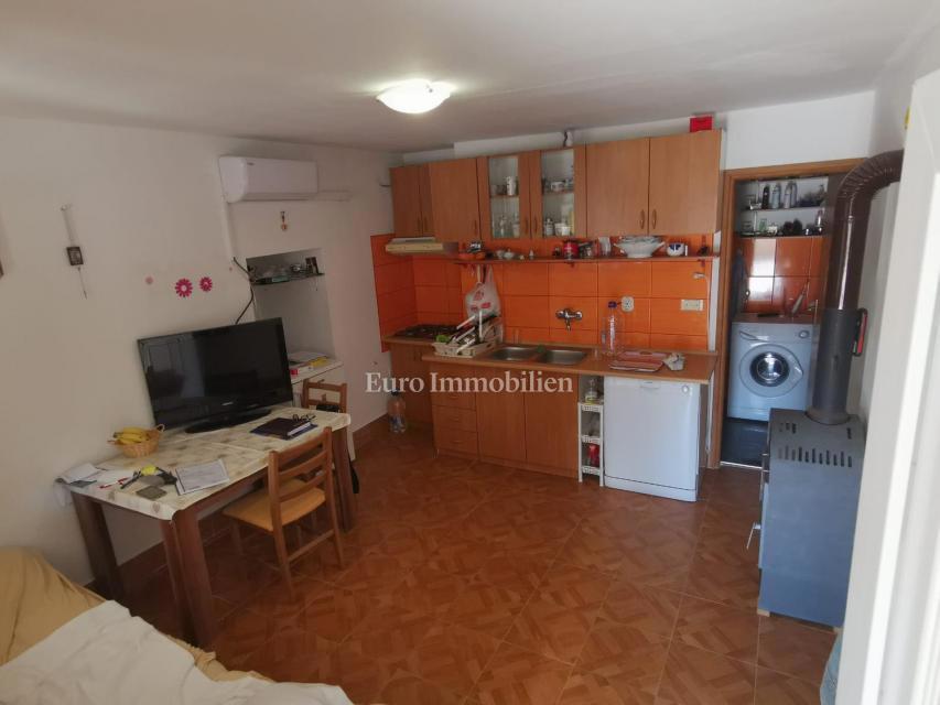 Hiša z dvema stanovanjskima enotama, 230 m od morja