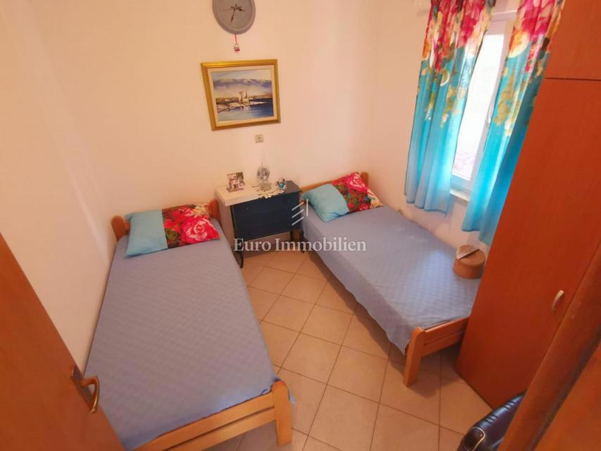 Hiša z dvema stanovanjskima enotama, 230 m od morja