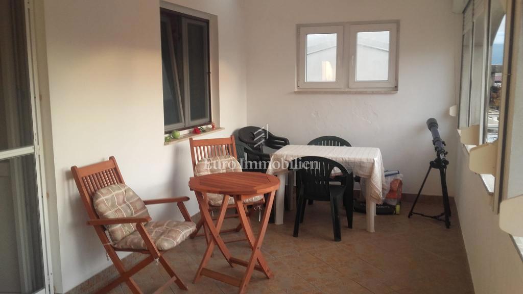 Hiša z dvema stanovanjskima enotama, 230 m od morja