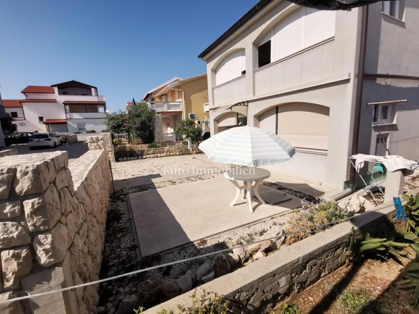 Hiša z dvema stanovanjskima enotama, 230 m od morja