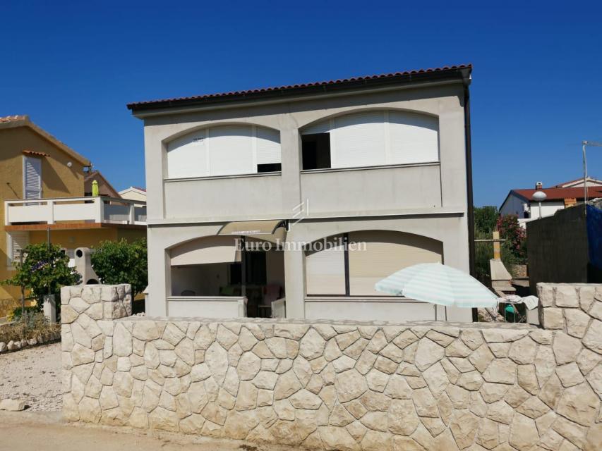 Hiša z dvema stanovanjskima enotama, 230 m od morja