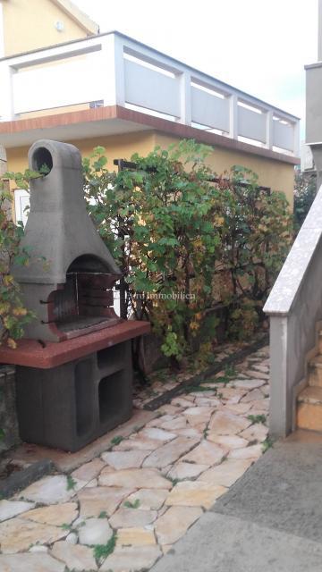 Hiša z dvema stanovanjskima enotama, 230 m od morja