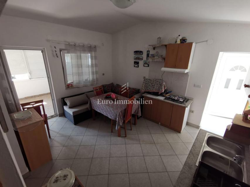 Hiša z dvema stanovanjskima enotama, 230 m od morja