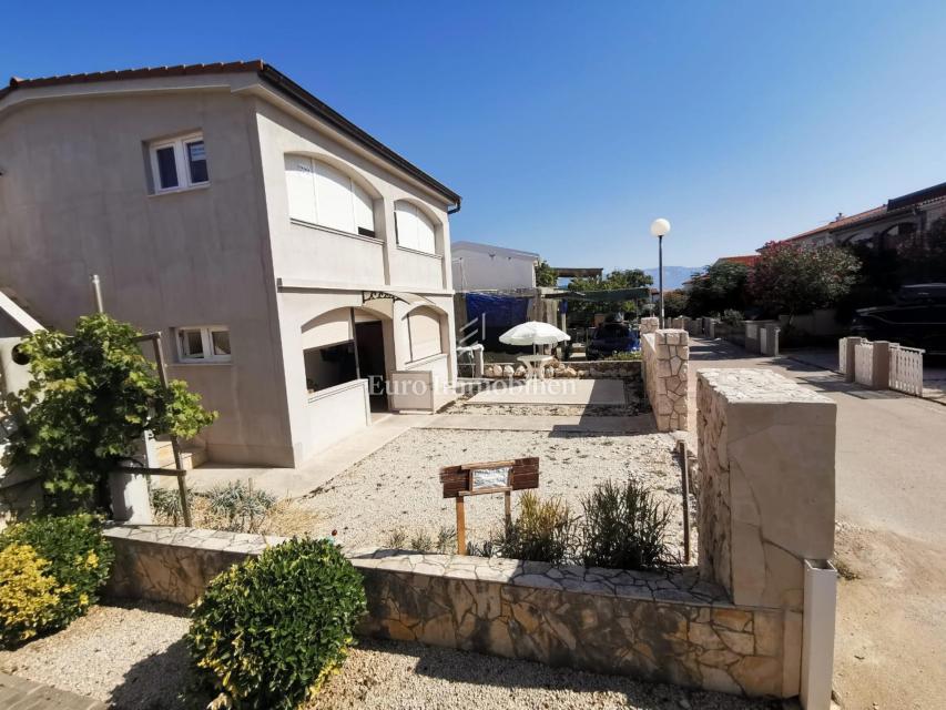 Hiša z dvema stanovanjskima enotama, 230 m od morja