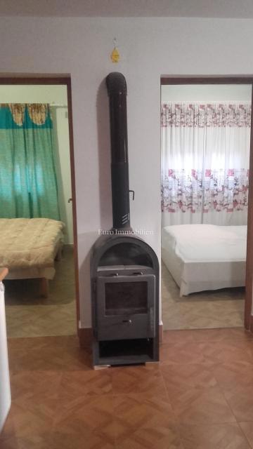 Hiša z dvema stanovanjskima enotama, 230 m od morja