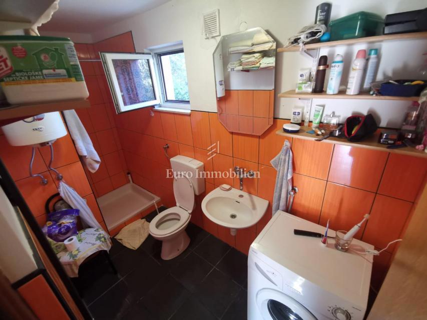 Hiša z dvema stanovanjskima enotama, 230 m od morja