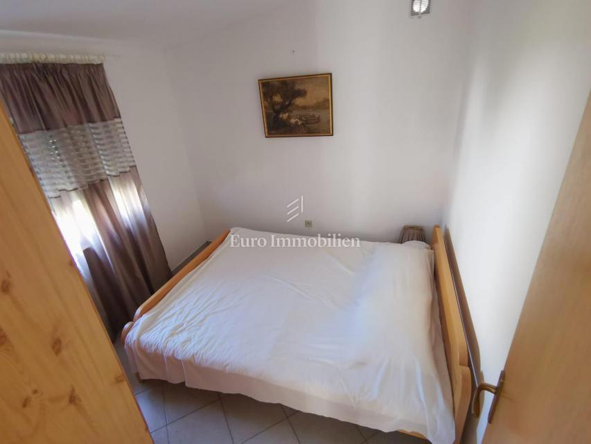 Hiša z dvema stanovanjskima enotama, 230 m od morja