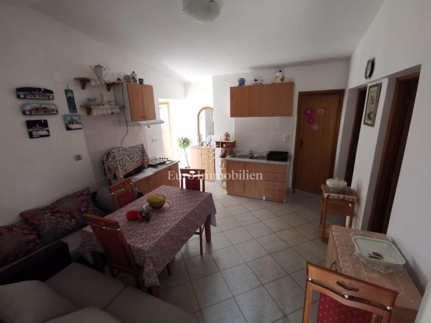 Hiša z dvema stanovanjskima enotama, 230 m od morja