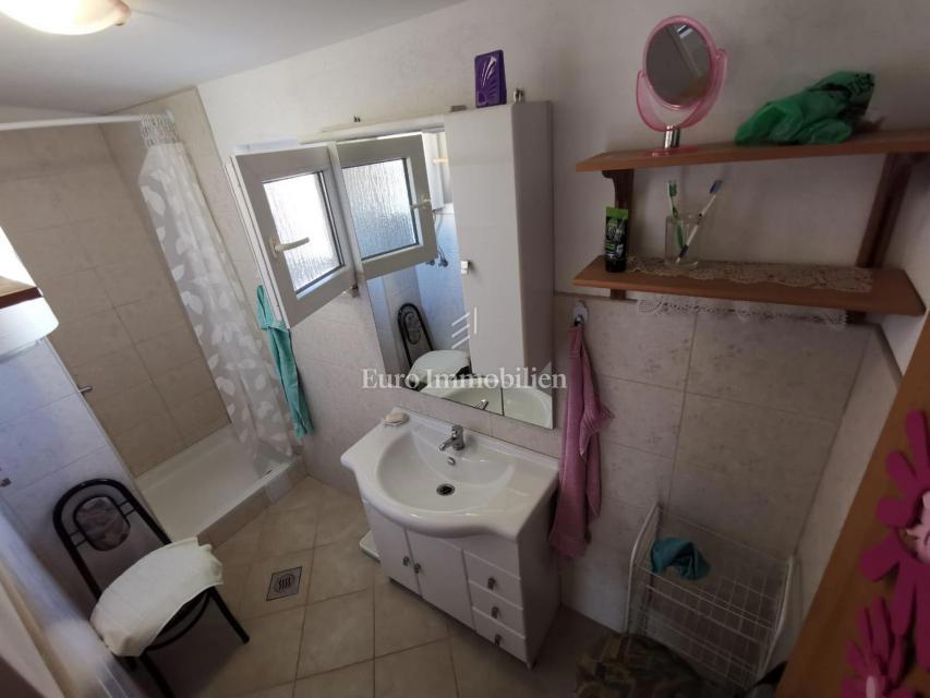 Hiša z dvema stanovanjskima enotama, 230 m od morja