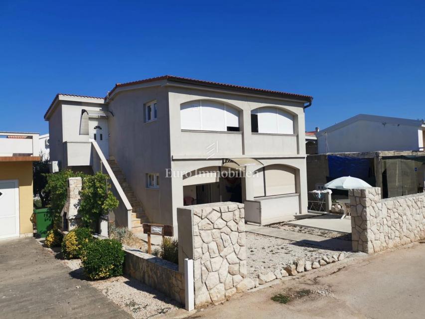 Hiša z dvema stanovanjskima enotama, 230 m od morja