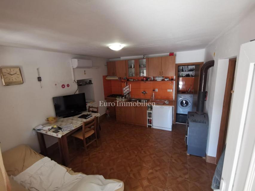 Hiša z dvema stanovanjskima enotama, 230 m od morja