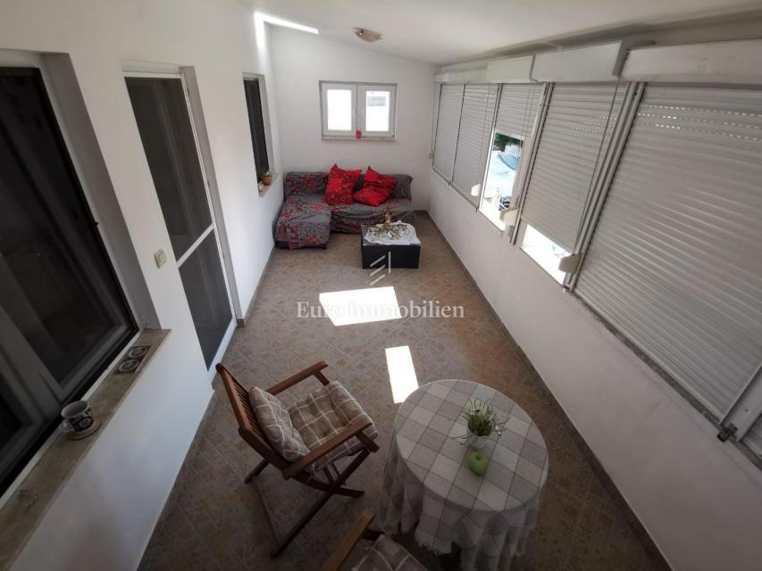 Hiša z dvema stanovanjskima enotama, 230 m od morja