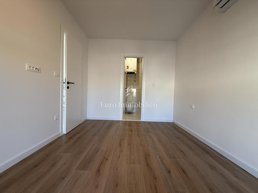 Makarska - novo stanovanje s pogledom na morje in gore