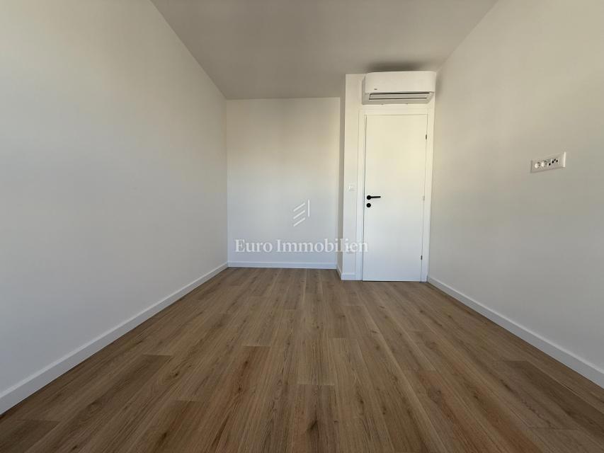 Makarska - novo stanovanje s pogledom na morje in gore