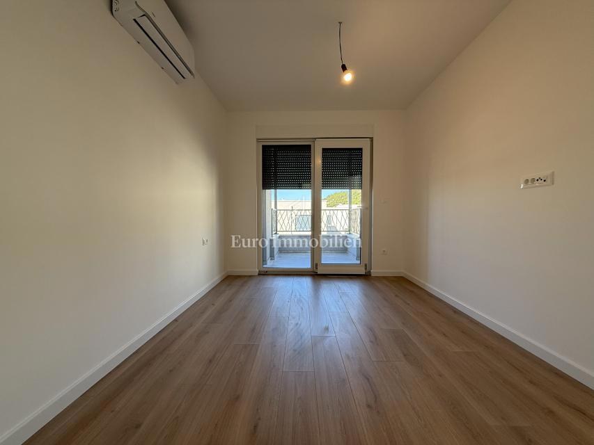 Makarska - novo stanovanje s pogledom na morje in gore