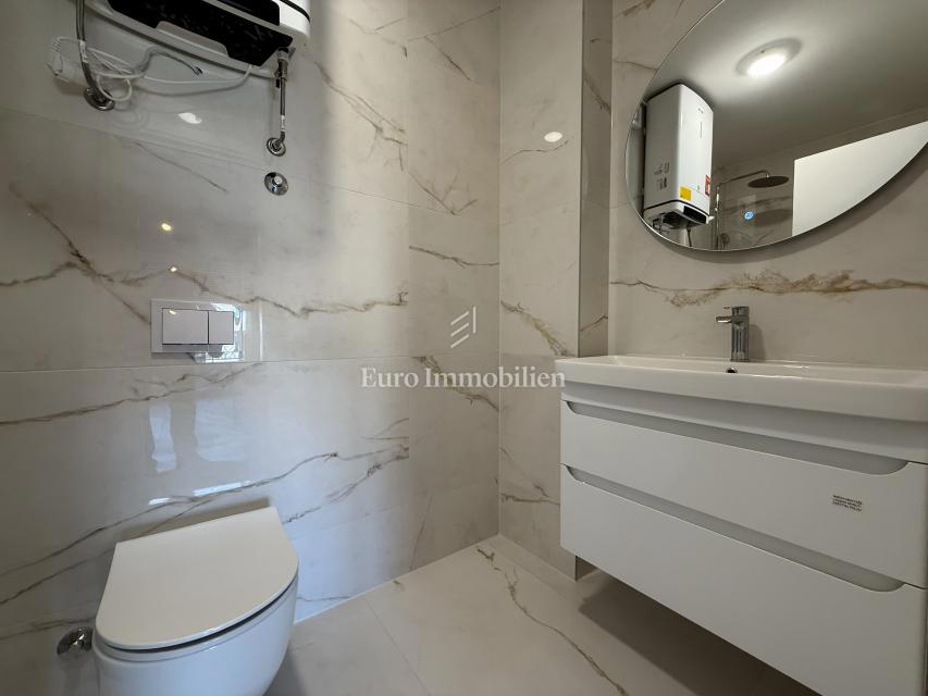 Makarska - novo stanovanje s pogledom na morje in gore